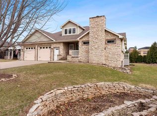 1499 Fox River Dr, De Pere, WI 54115