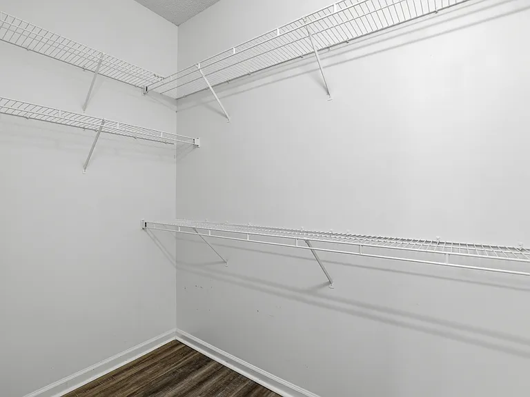 Sterling Pointe Apartments — Photo 22