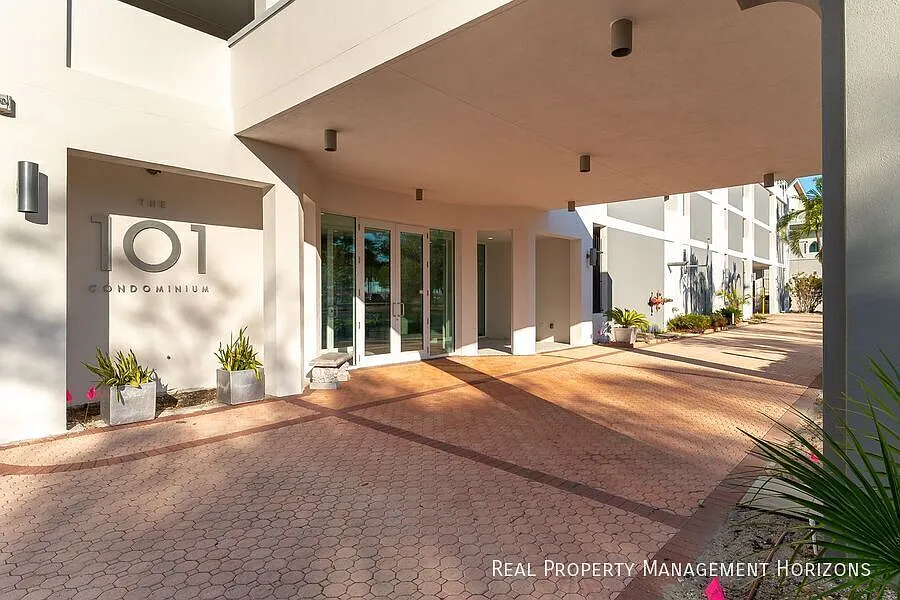 101 S Gulfstream Ave - Re-modelled 2-Bed, 2-Bath Condo in Downtown Sarasota — Photo 3