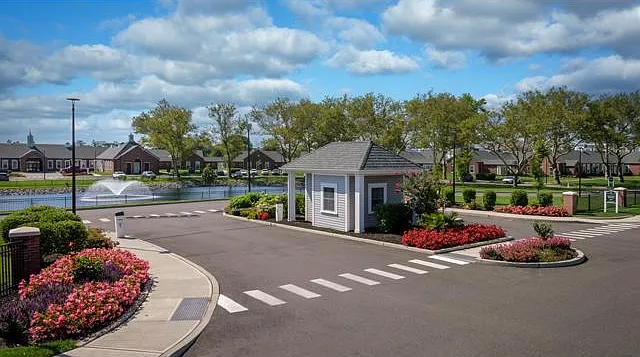 Fairfield Townhomes at Islip — Photo 3