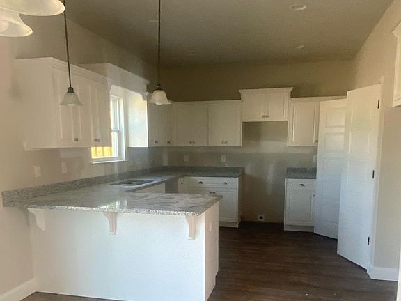 3rd image of 144 Oakwood Dr