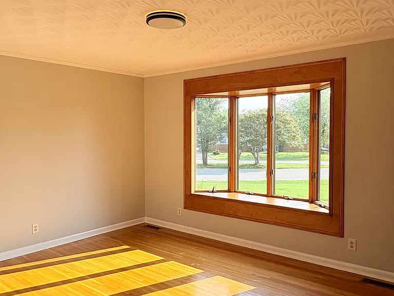 619 Lynnwood Way — Photo 3