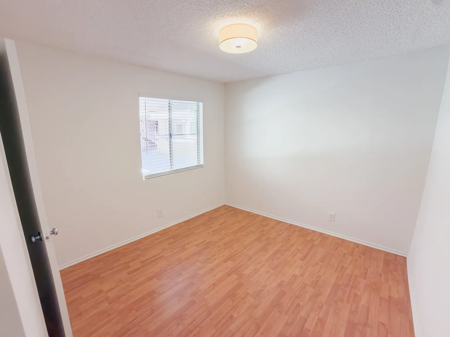 3 bed, 1060 sqft, $3,100 — Photo 3
