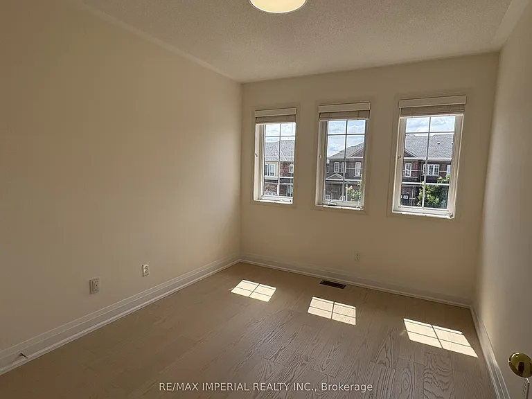 70 Maffey Cres — Photo 10