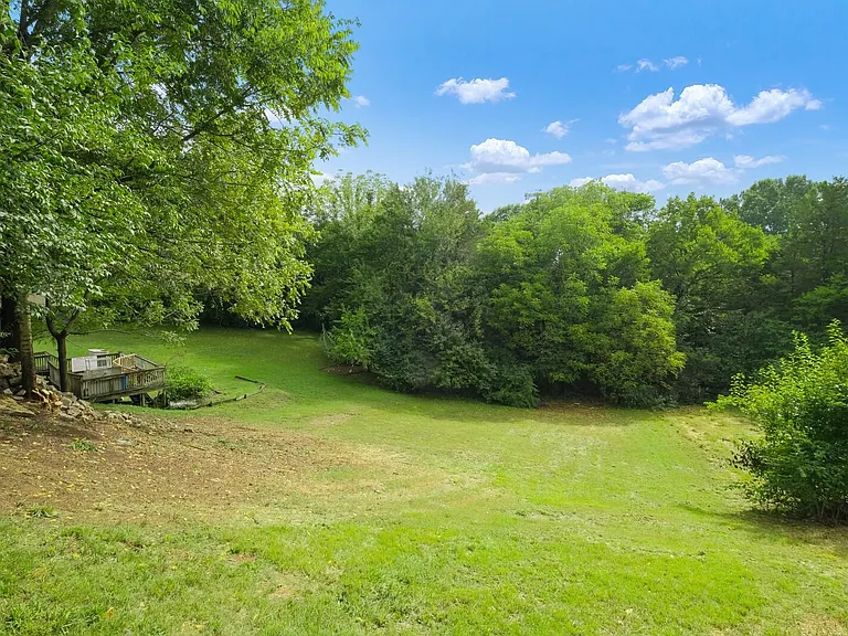 Gorgeous backyard to enjoy.