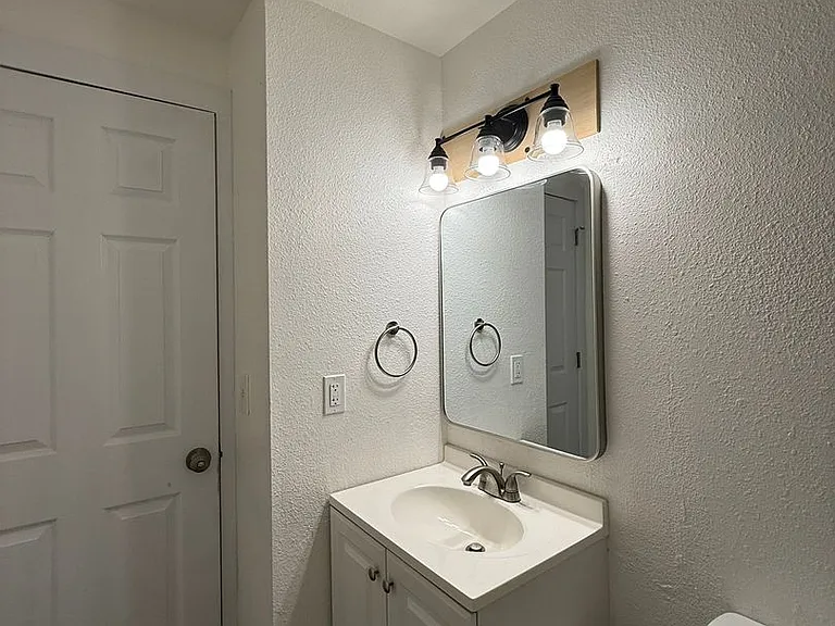 925 Avenue G — Photo 16