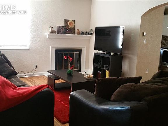 Beautiful back yard with brick planter surrounding patio