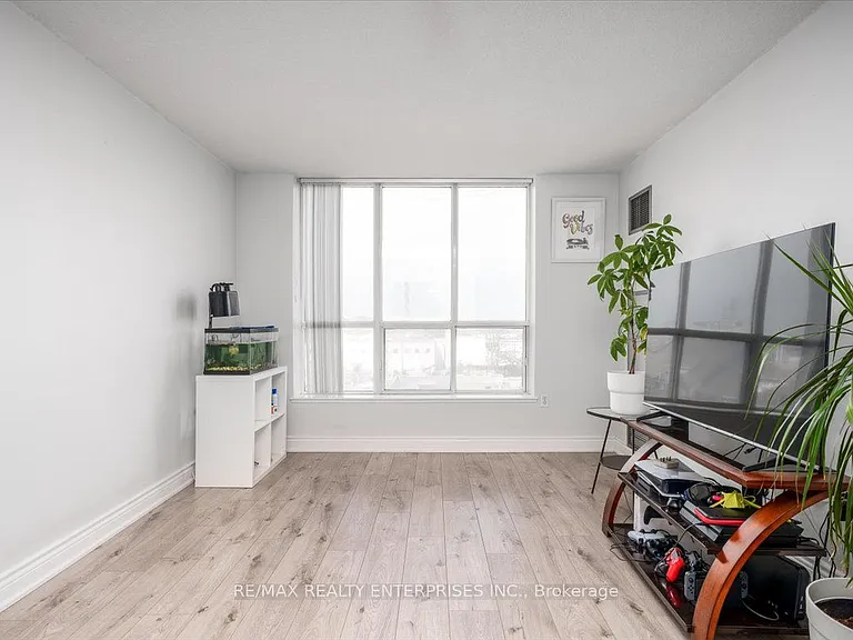21 Overlea Blvd NE #506 — Photo 9