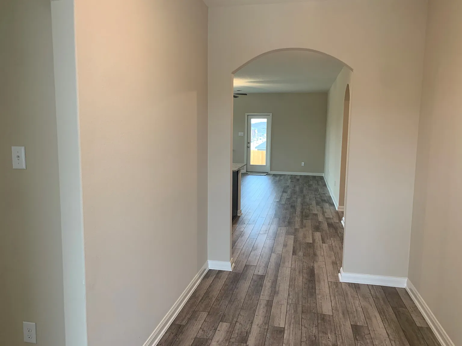 3 bed, 1946 sqft, $2,300 — Photo 2