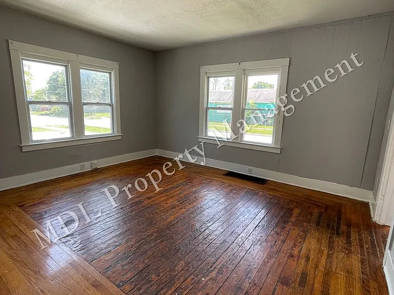 1108 W Holland Ave — Photo 3
