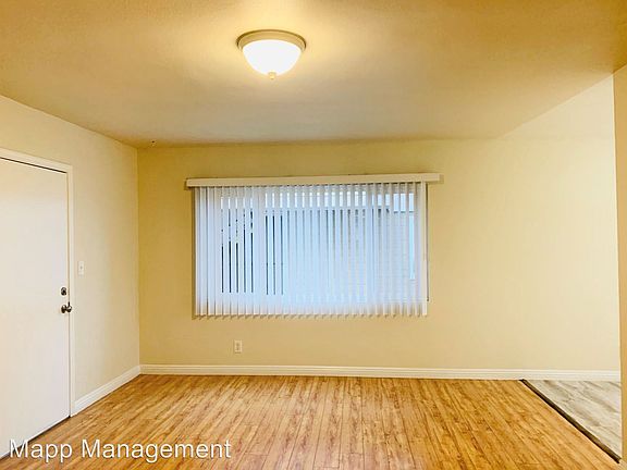 3rd image of 320 E Hyde Park Blvd APT 1