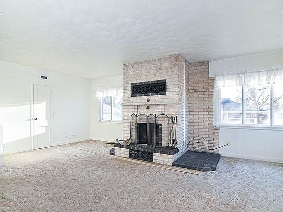 3rd image of 2480 Hillcrest Rd