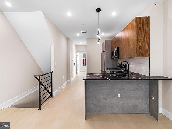 5th image of 2049 E William St