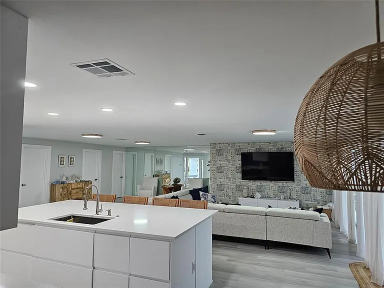 975 Coronado Dr — Photo 14