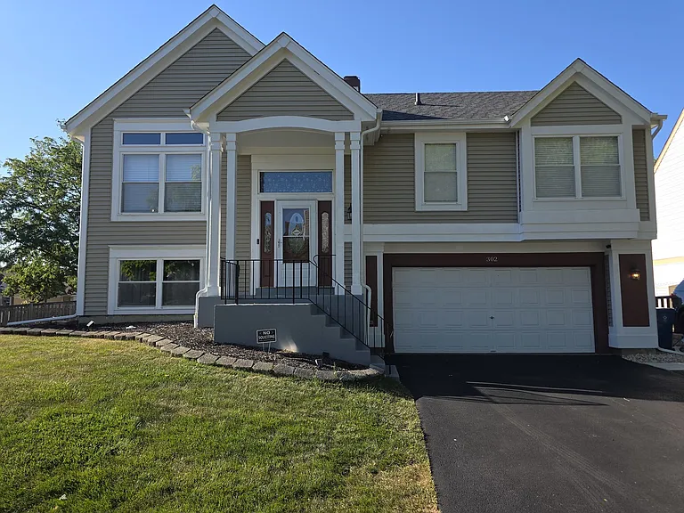 302 Barton Ct — Photo 2