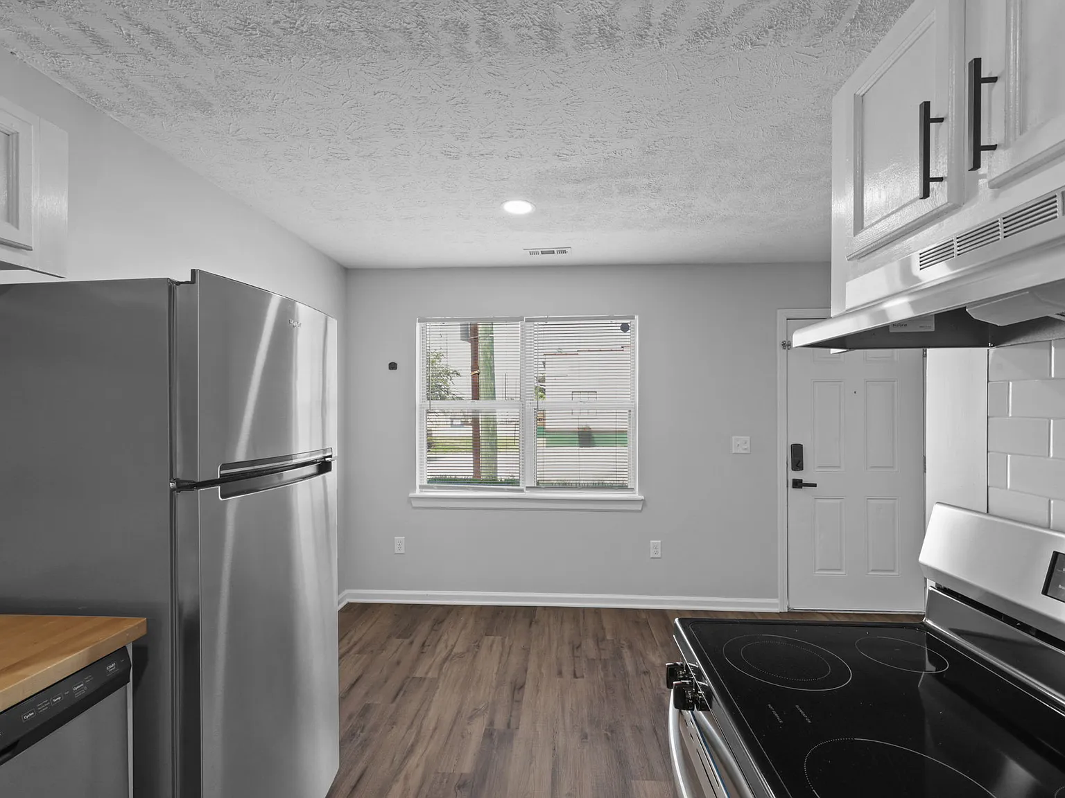 3 bed, 1.5 bath, 1178 sqft, $1,549 — Photo 3