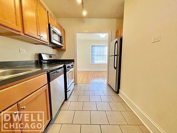 2nd image of 930 W Oakdale Ave #932-3S