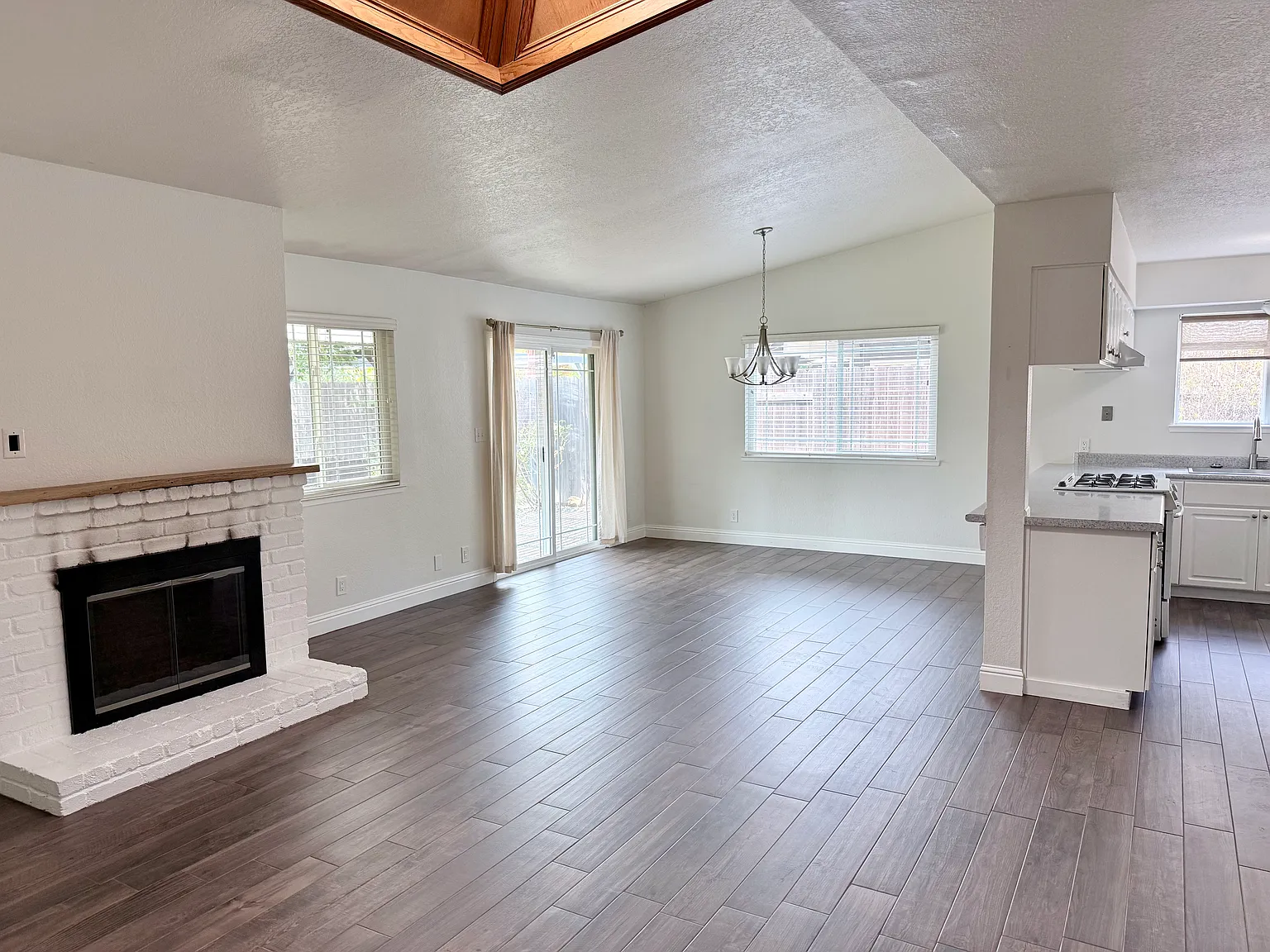 3 bed, 1326 sqft, $2,795 — Photo 3
