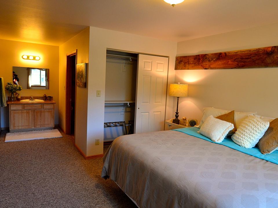 Master bedroom with vanity outside shower area for dual usab