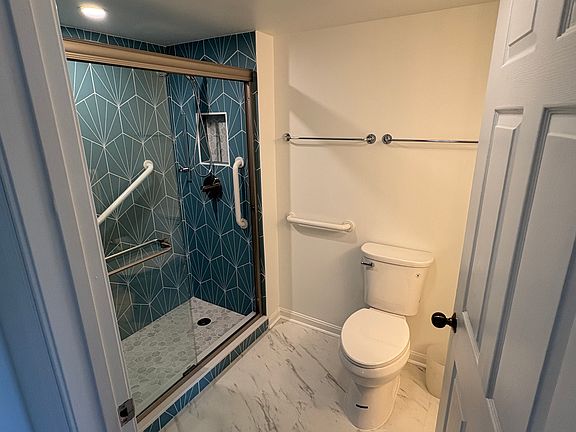 4th image of 2151 Jamieson Ave