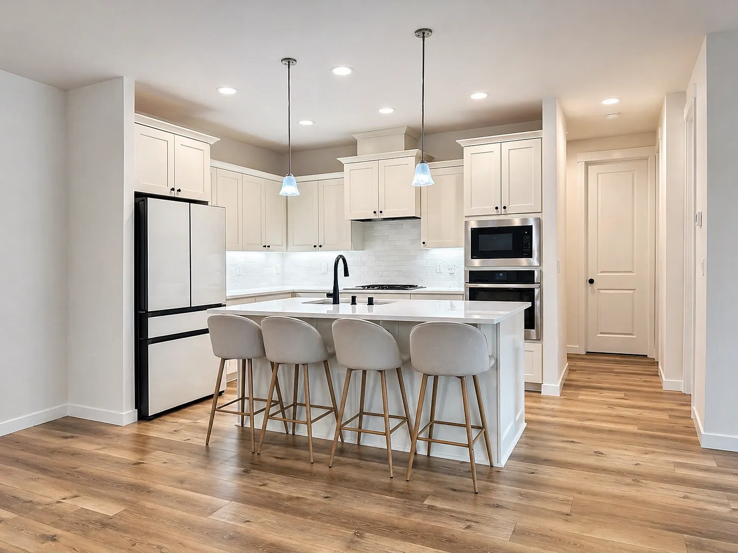 5 bed, 2392 sqft, $4,755 — Photo 3