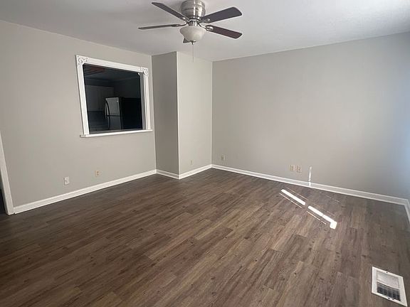 3rd image of 405 Red Oak Dr #A