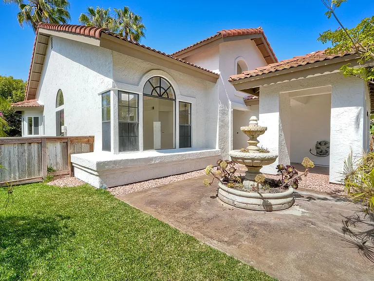 630 Poinsettia Park N — Photo 2