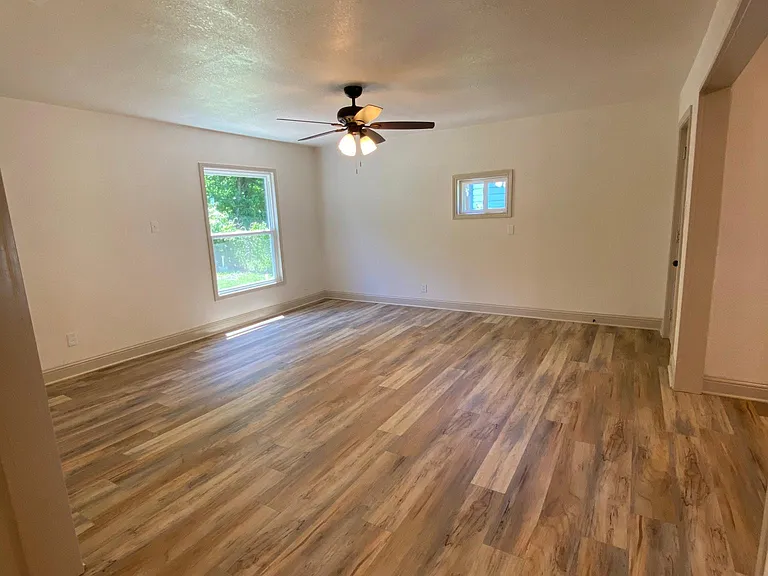 2512 Burton Ave — Photo 8