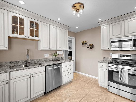 3rd image of 9133 Southview Ln