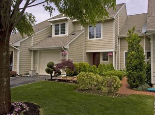 9 Oakmont Ln, Bay Shore, NY 11706