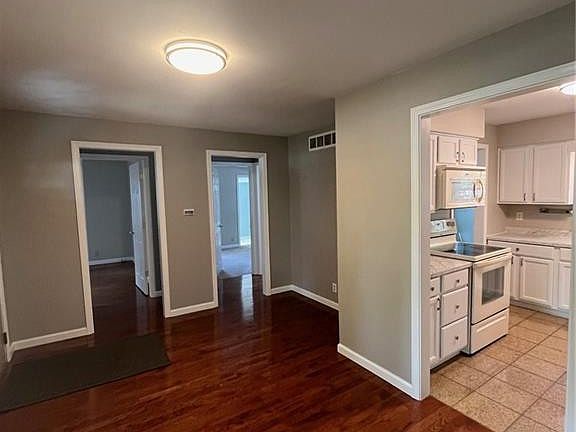 5th image of 409 W 6th St