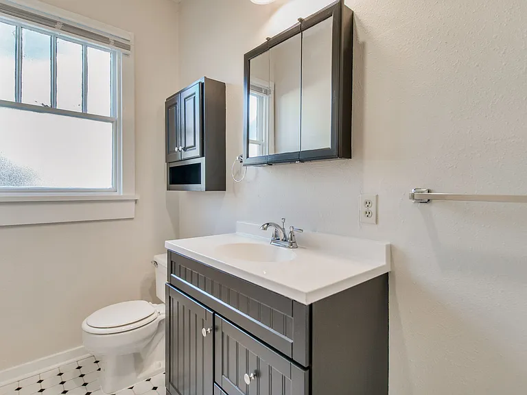 1224 E Strong St — Photo 20