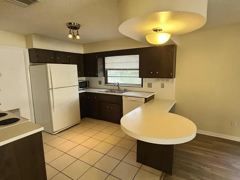 231 Shore Ln — Photo 3