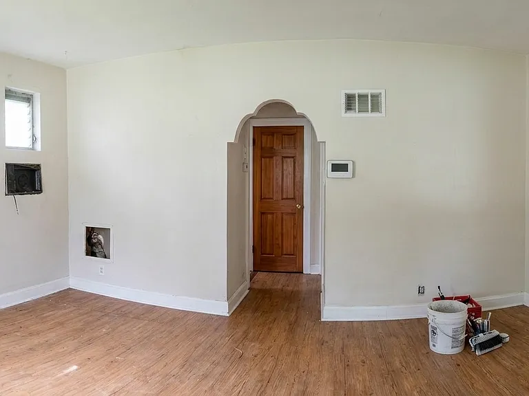 4521 Oakwood Ave — Photo 2