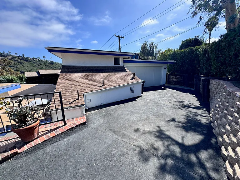 1055 Dyer Pl — Photo 2