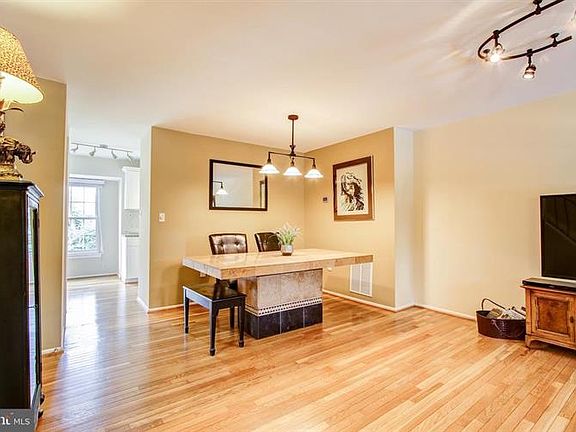 5th image of 858 Ivy League Ln Unit 3-14