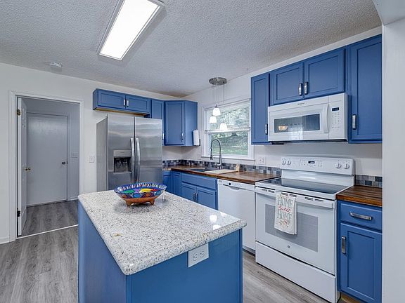 3rd image of 370 Hillandale Ave