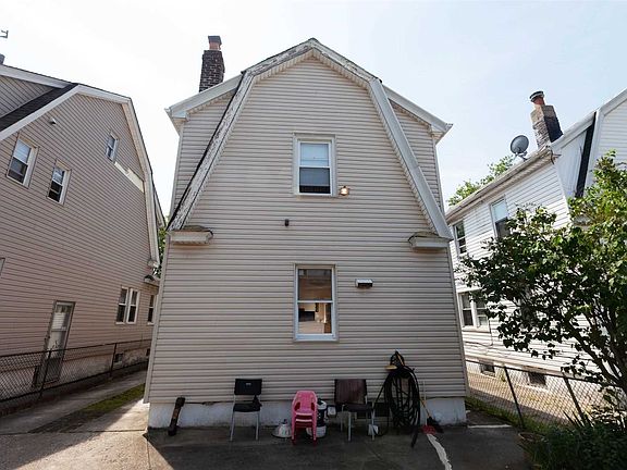 3rd image of 19313 122nd Ave