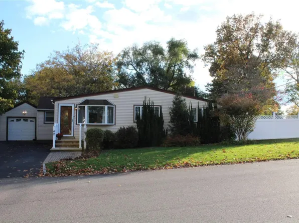 42 Irene Street, Lindenhurst, NY 11757