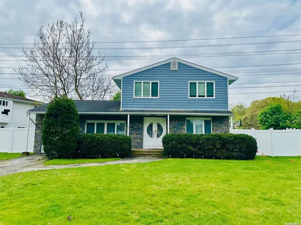 120 Truxton Rd, Dix Hills, NY 11746