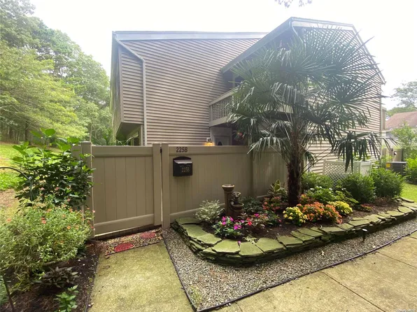 225 Springmeadow Drive #B, Holbrook, NY 11741