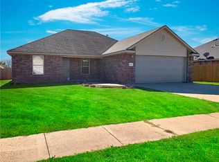 905 Almond St SW, Gravette, AR 72736