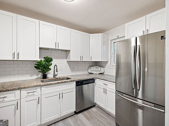 3rd image of 2082 Lenoa Ln