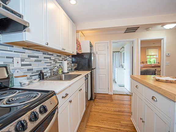 3rd image of 27 Edgewood Ave #2