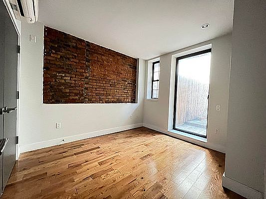 4th image of 72 Willoughby St #A2