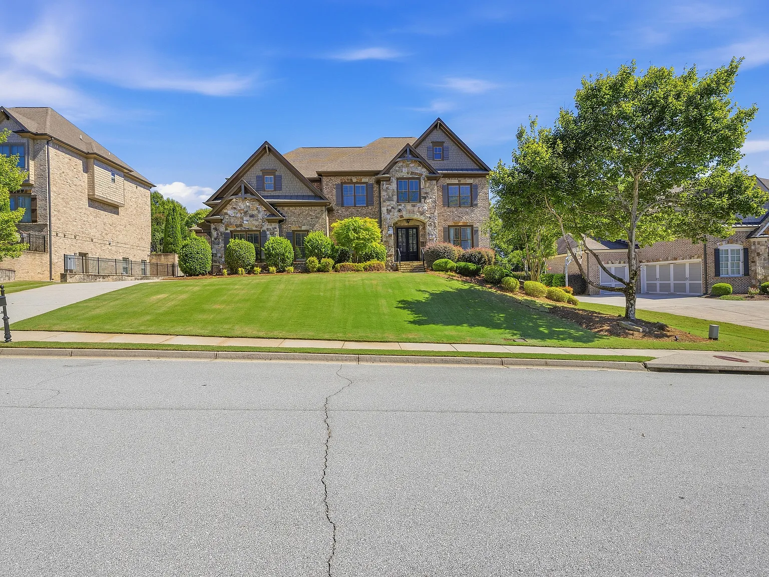 6 bed, 5.5 bath, 6618 sqft, $8,500 — Photo 2