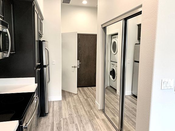 4th image of 452 10th Ave #117