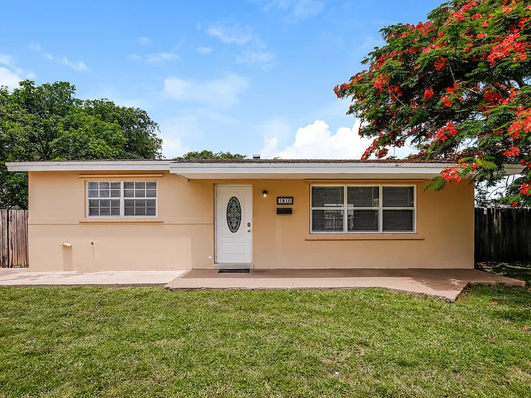 1810 De Soto Dr — Photo 1