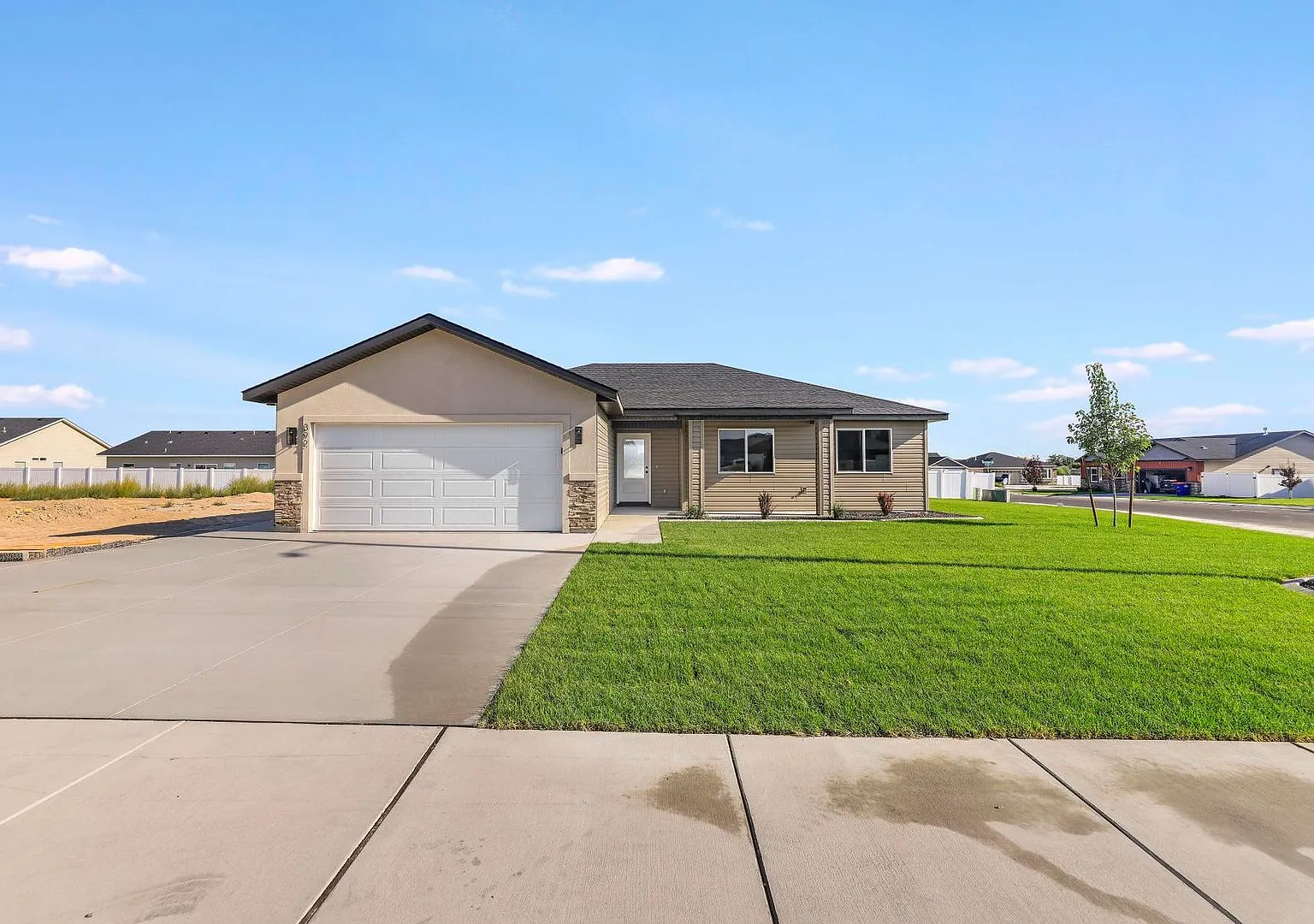 Spacious 4 bed/2 bath Rental with 2-Car Garage & Split Floor Plan — Photo 3