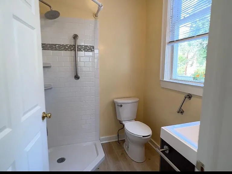 569 Whitney Ave #1R — Photo 7